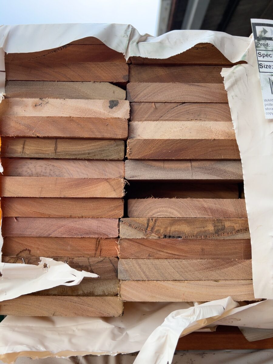135X19 FEATURE GRADE SPOTTED GUM DECKING- (PACK CONSISTS OF RANDOM SHORT LENGTHS)