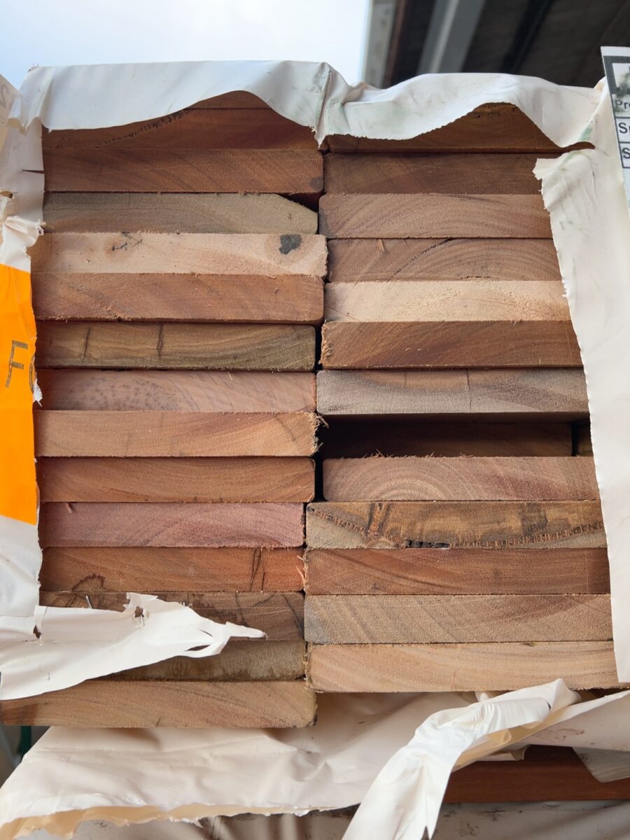 135X19 FEATURE GRADE SPOTTED GUM DECKING- (PACK CONSISTS OF RANDOM SHORT LENGTHS)