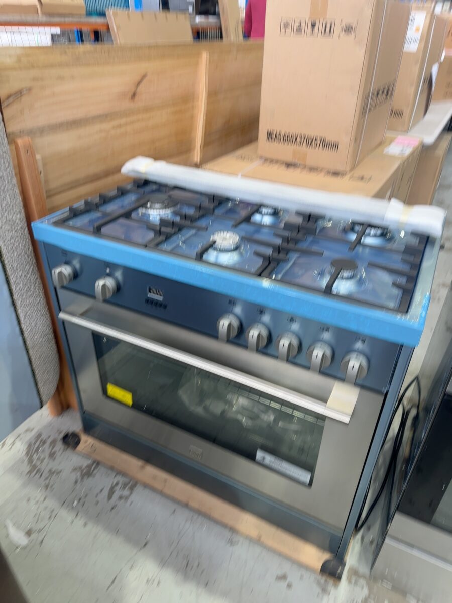 NEW BLANCO BFD914WX  900MM DUAL FUEL FREESTANDING OVEN, SOLD AS IS NO WARRANTY **MISSING ONE BURNER CAP**