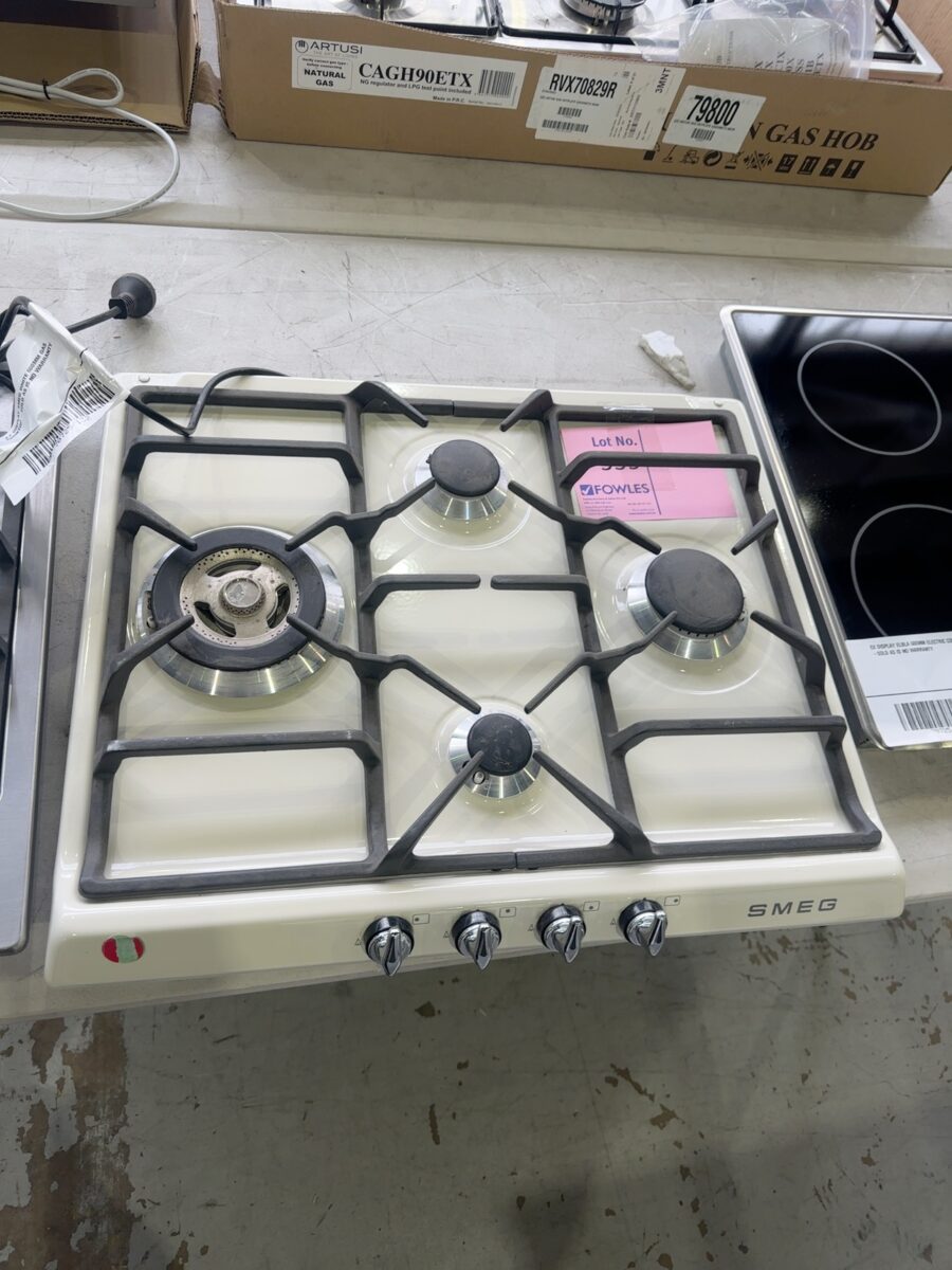 EX DISPLAY SMEG WHITE 600MM GAS COOKTOP -SOLD AS IS NO WARRANTY