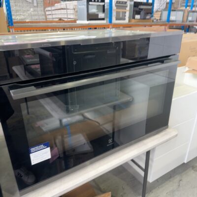 EX DISPLAY ELECTROLUX EVEP916DSD 900MM ELECTRIC OVEN SOLD AS IS NO WARRANTY