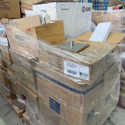 PALLET OF ASSORTED BATHROOM ACCESSORIES AND TAPWARE, INCLUDING ILVE MICROWAVE, SHOWER HEADS, OUTDOOR TIMBER FRAMED SHOWER HEADS, CABINET HANDLES, SHOWER CADDYS ETC