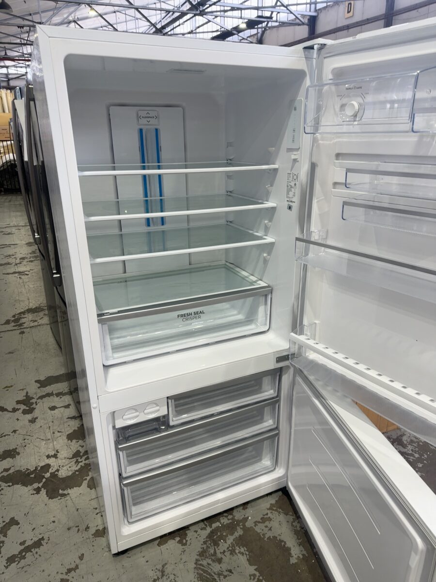 WESTINGHOUSE WBE5300WB-R WHITE FRIDGE WITH BOTTOM MOUNT FREEZER SOLD AS IS NO WARRANTY - UNSURE WORKING CONDITION