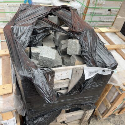 MIXED PALLET WITH 100 X 100MM GREY FLAMED COBBLESTONE & FLAMED GREY SMALL TILE UNKNOWN QTY, SOLD AS IS