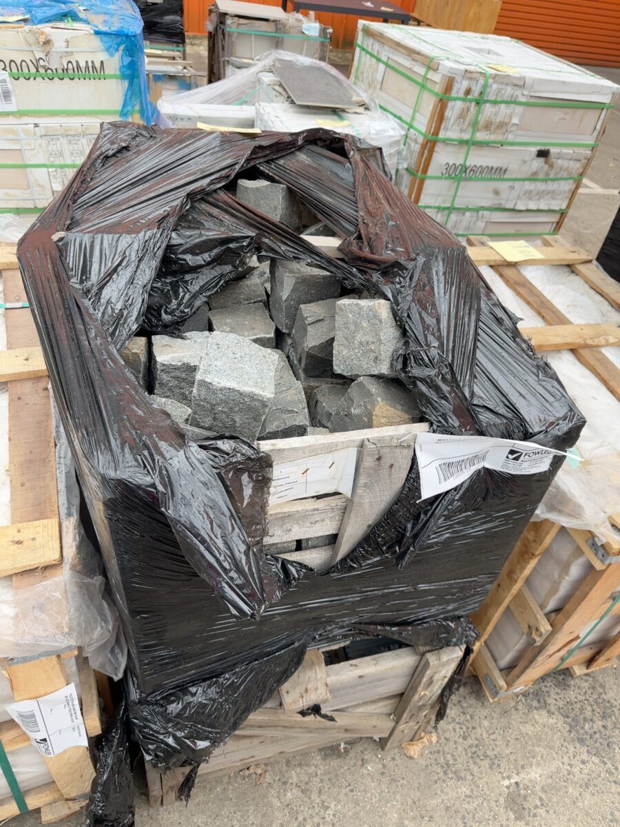 MIXED PALLET WITH 100 X 100MM GREY FLAMED COBBLESTONE & FLAMED GREY SMALL TILE UNKNOWN QTY, SOLD AS IS