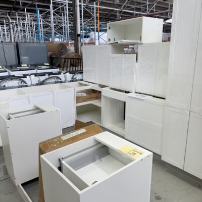 NEW L SHAPE KITCHEN WITH SEPARATE ISLAND BENCH IN MATTE WHITE 2 PAC KITCHEN WITH SHAKER DOOR PROFILE, 600MM PANTRY