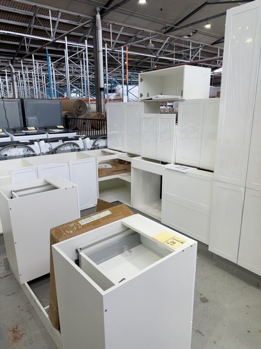 NEW L SHAPE KITCHEN WITH SEPARATE ISLAND BENCH IN MATTE WHITE 2 PAC KITCHEN WITH SHAKER DOOR PROFILE, 600MM PANTRY