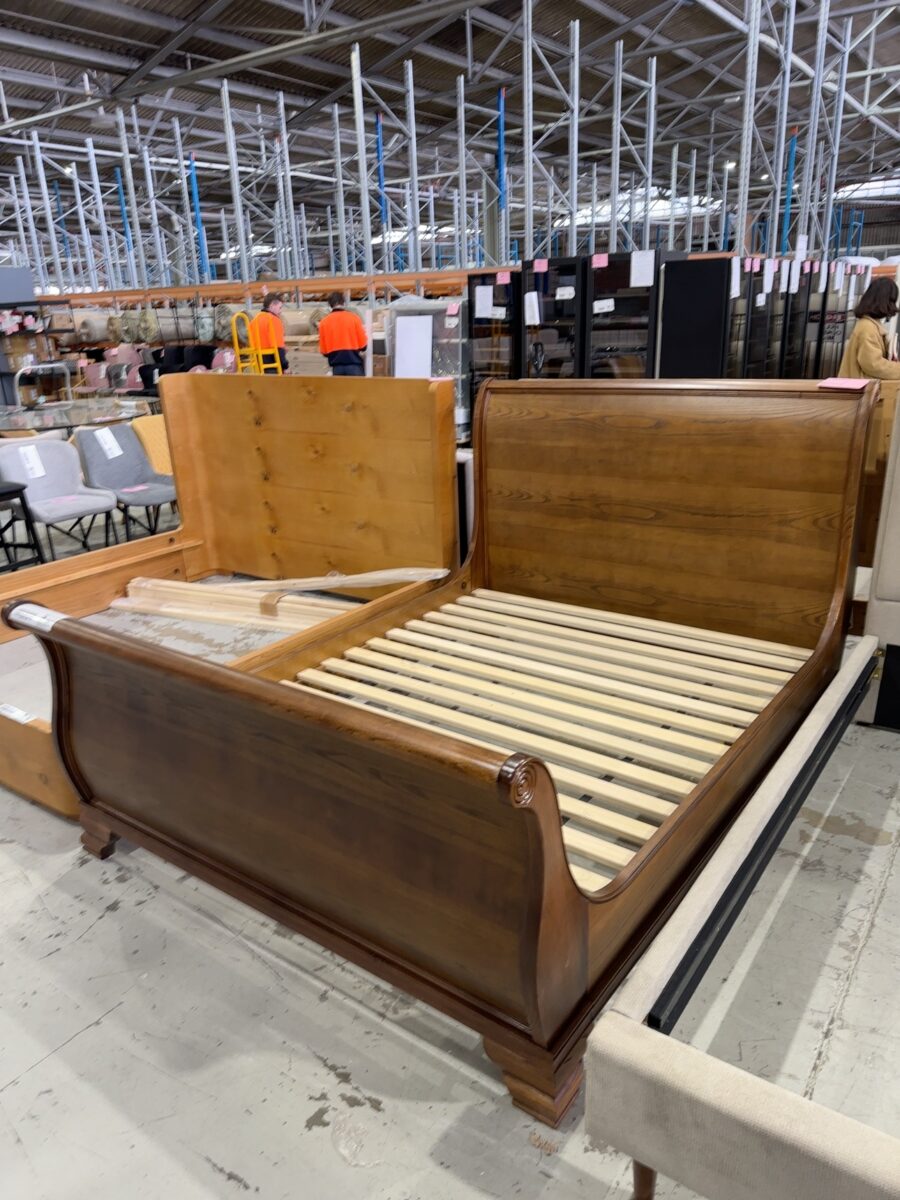 NEW ASH WOOD SLEIGH QUEEN SIZE BED RRP$2000 AU1208