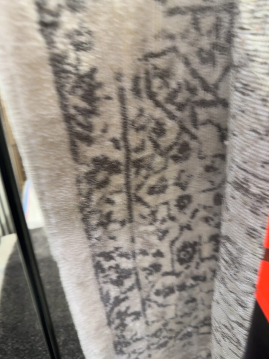 EX DISPLAY RUG 160CM X 230CM