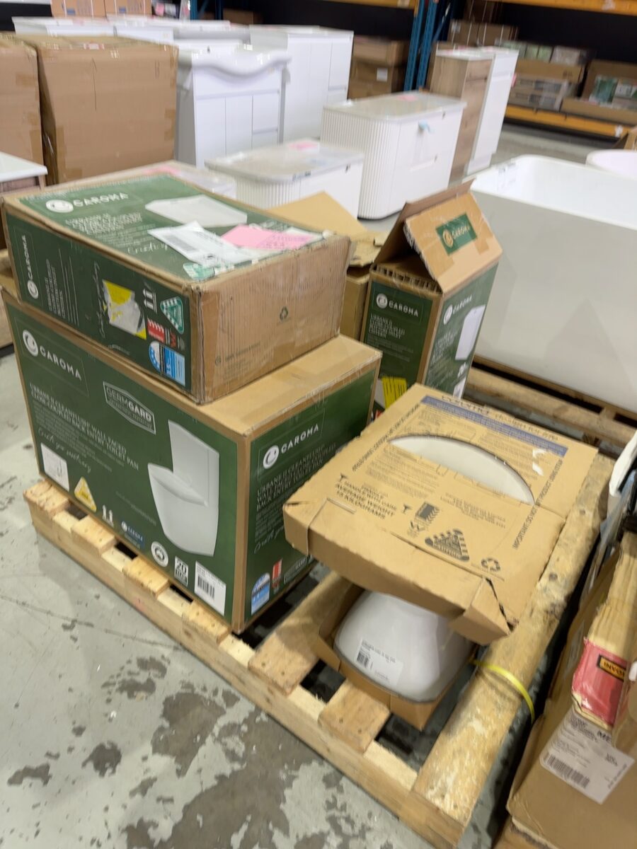 PALLET WITH CAROMA TOILET SUITE, ASSORTED CAROMA TOILET BASES AND CISTERNS SOLD AS IS
