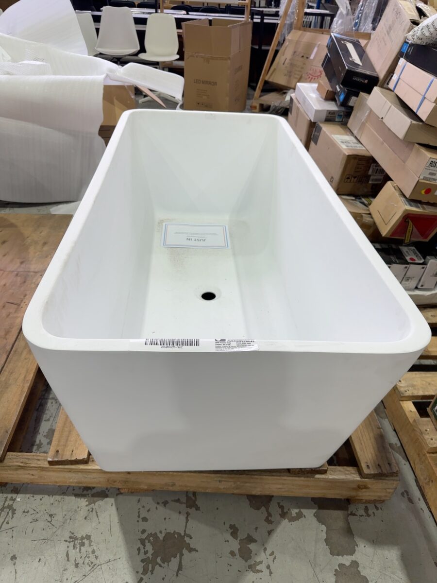EX DISPLAY 1470MM MATTE WHITE ACRYLIC FREESTANDING BATH, SOLD AS IS