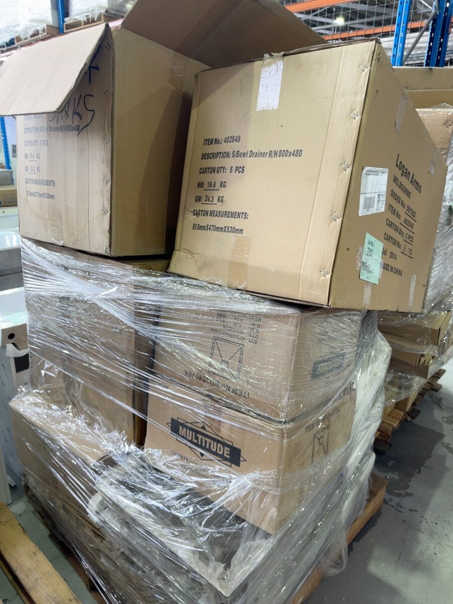 PALLET OF ASSORTED SINKS, SQUARE SINGLE BOWL, DOUBLE, SINGLE SINKS ETC SOLD AS IS