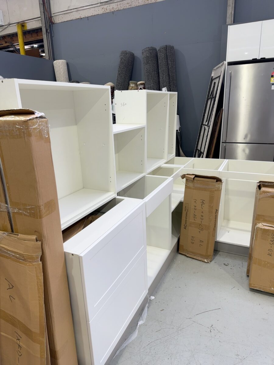 NEW L SHAPE KITCHEN IN MATTE WHITE SHAKER SQUARE PROFILE DOORS, WITH 600MM PANTRY, K6D