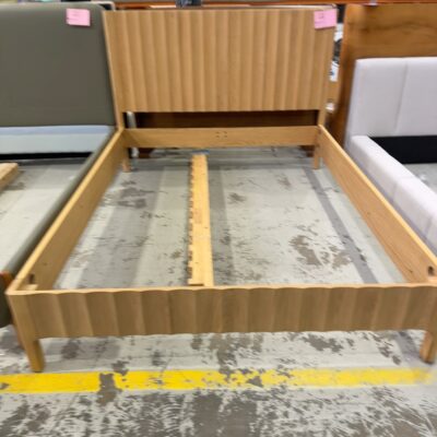 EX DISPLAY BOND FLUTED AMERICAN OAK TIMBER BEDFRAME, QUEEN SIZE, SOLD AS IS **MISSING SOME BOLTS**