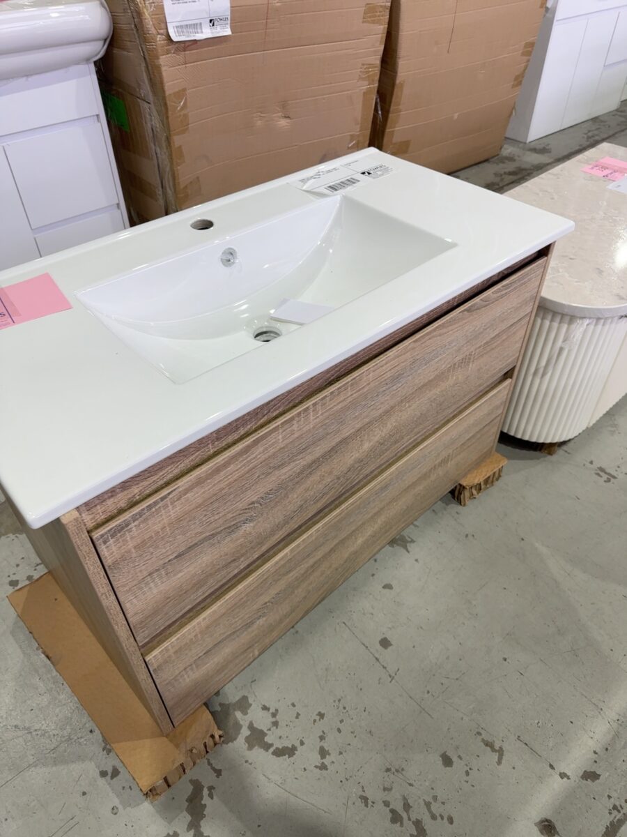 900MM LEO TIMBER LOOK WALL HUNG VANITY WITH CRYSTAL CERAMIC TOP, CAWH04-900 & CT28-900 RRP$1200