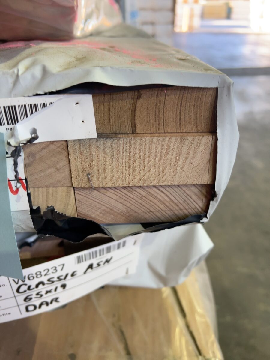 90X32 AUS OAK DAR CLASSIC GRADE KD HARDWOOD