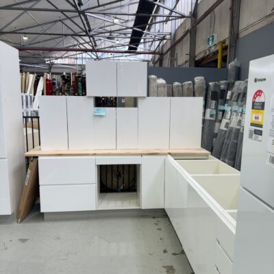 NEW L SHAPE KITCHEN IN GLOSS WHITE 2 PAC PAINTED FINISH WITH FINGER PULL DOORS, WITH 800MM PANTRY, AL-K5B