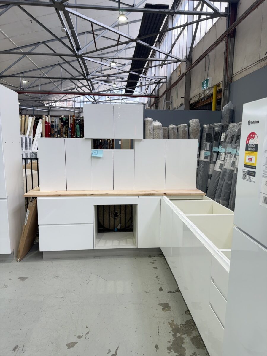 NEW L SHAPE KITCHEN IN GLOSS WHITE 2 PAC PAINTED FINISH WITH FINGER PULL DOORS, WITH 800MM PANTRY, AL-K5B