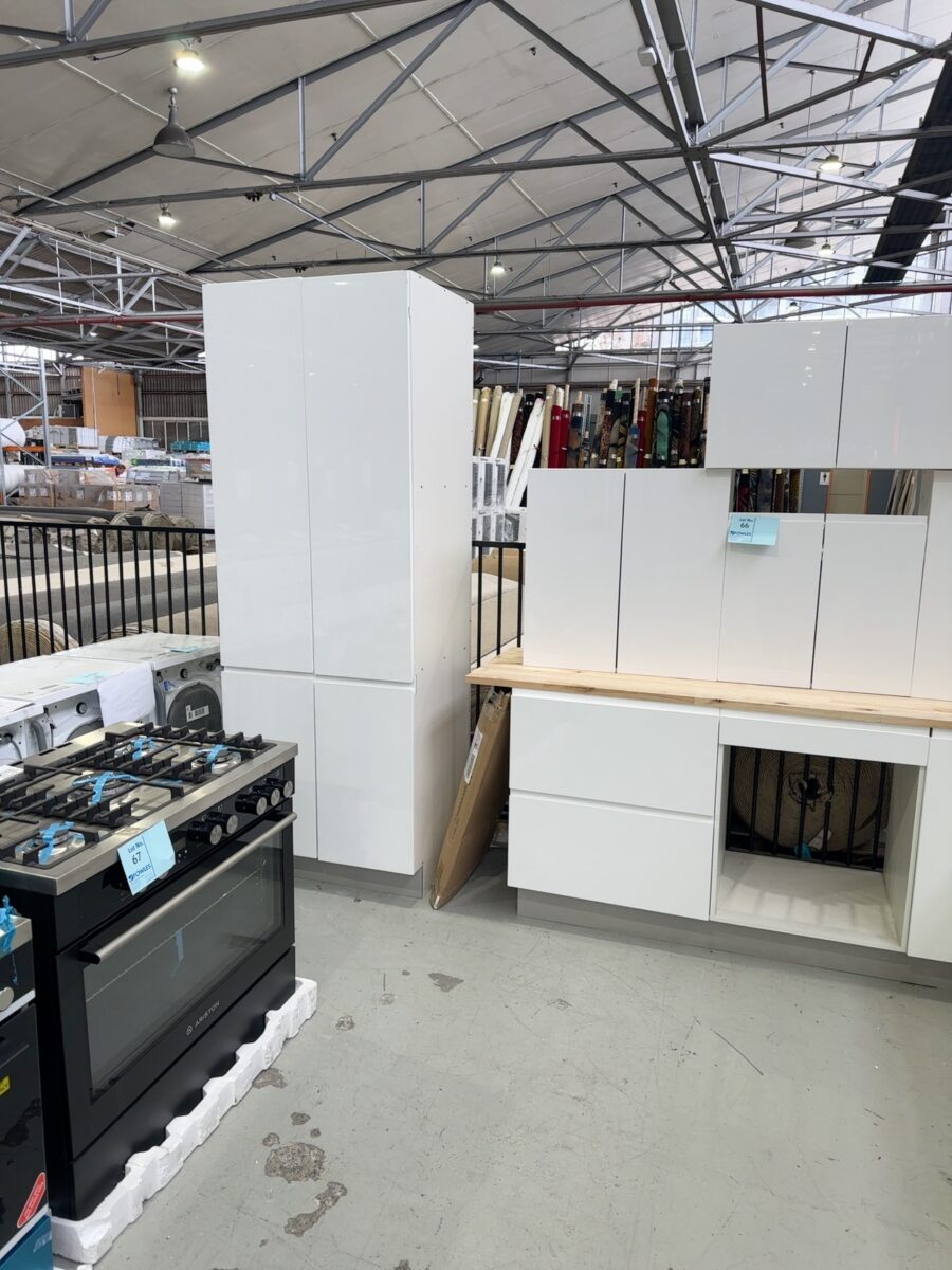 NEW L SHAPE KITCHEN IN GLOSS WHITE 2 PAC PAINTED FINISH WITH FINGER PULL DOORS, WITH 800MM PANTRY, AL-K5B