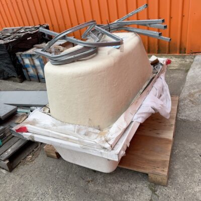 PALLET WITH x 2 BATHTUBS, SOLD AS IS
