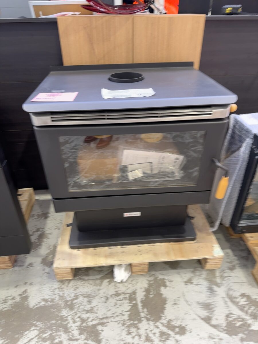 SCANDIA KALORA KA600C FREESTANDING WOOD HEATER 3 SPEED CONVECTION WOOD FIRE HEATER OAK HANDLES HEATS UP TO 300M2 RRP$1899 SOLD AS IS **CARTON DAMAGE STOCK**  KA600C-24-0084