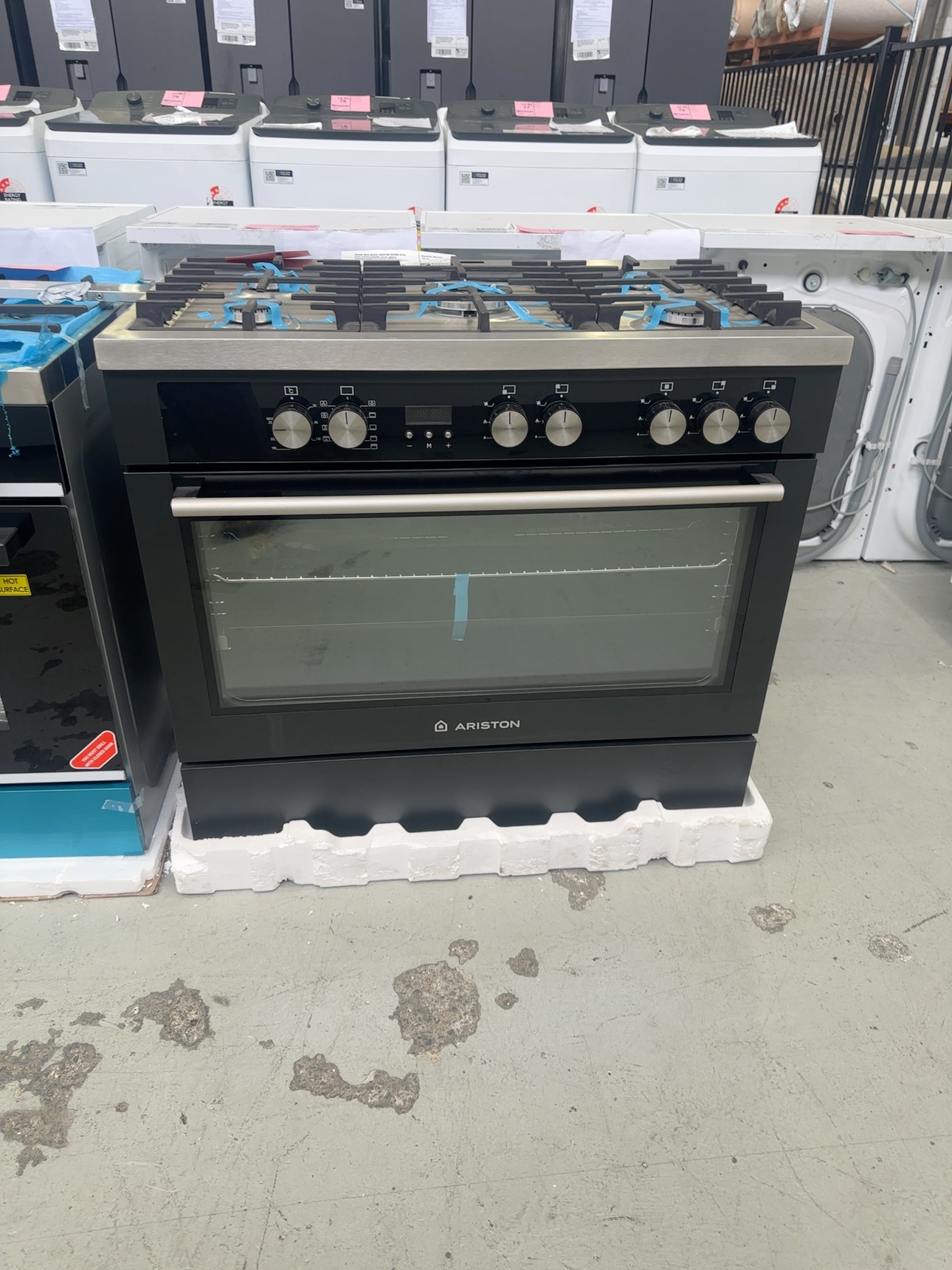 BRAND NEW BOXED ARISTON 900MM DUAL FUEL FREESTANDING OVEN, MODEL CP90510MFBAAUS, BLACK & S/STEEL, 9 COOKING FUNCTION OVEN, WITH 5 GAS BURNER COOKTOP INCLUDING WOK BURNER, WITH 12 MONTH WARRANTY RRP$2699