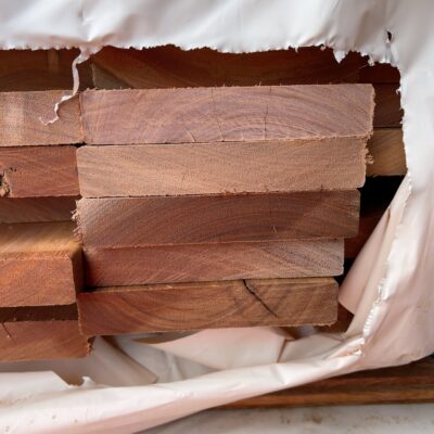 140X25 FEATURE GRADE SPOTTED GUM DECKING- (PACK CONSISTS OF RANDOM SHORT LENGTHS)