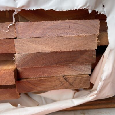 140X25 FEATURE GRADE SPOTTED GUM DECKING- (PACK CONSISTS OF RANDOM SHORT LENGTHS)