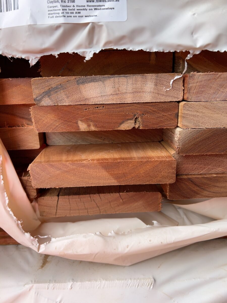 140X25 FEATURE GRADE SPOTTED GUM DECKING- (PACK CONSISTS OF RANDOM SHORT LENGTHS)