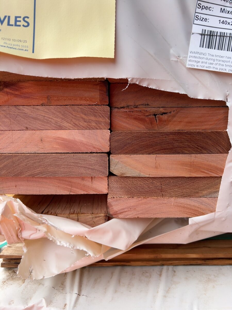 140X25 FEATURE GRADE QLD MIXED HWD DECKING- (PACK CONSISTS OF RANDOM SHORT LENGTHS)