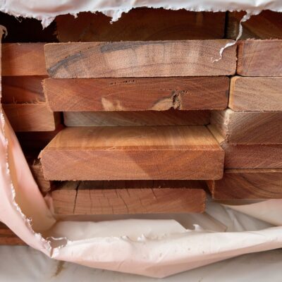 140X25 FEATURE GRADE SPOTTED GUM DECKING- (PACK CONSISTS OF RANDOM SHORT LENGTHS)