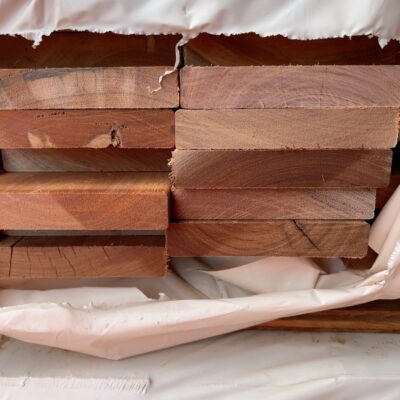 140X25 FEATURE GRADE SPOTTED GUM DECKING- (PACK CONSISTS OF RANDOM SHORT LENGTHS)