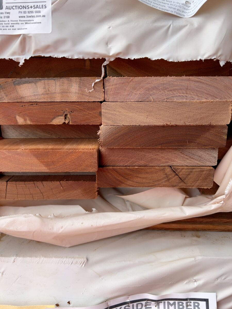 140X25 FEATURE GRADE SPOTTED GUM DECKING- (PACK CONSISTS OF RANDOM SHORT LENGTHS)