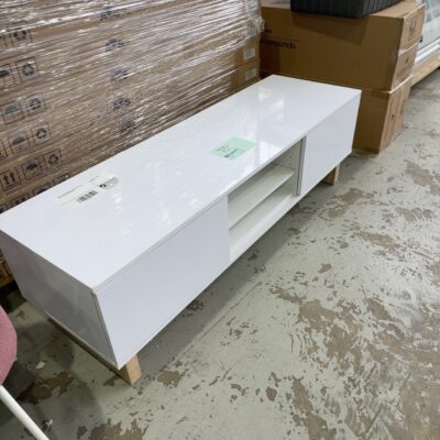 NEW WHITE 1500MM TV STAND WITH OAK LEGS, RRP9 RZ1500WO