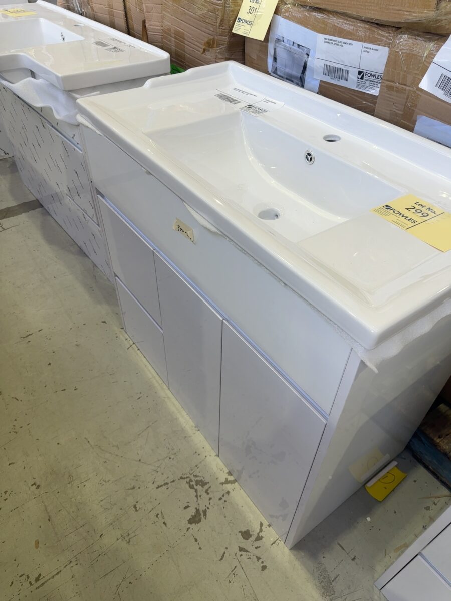 NEW 900MM WHITE GLOSS VANITY WITH CERAMIC TOP, VPB900-433L