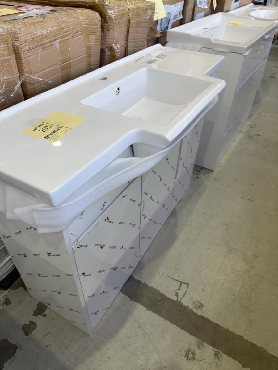 NEW 1100MM WHITE GLOSS VANITY, RIGHT HAND DRAWERS WITH CERAMIC TOP, VPB1100-419R