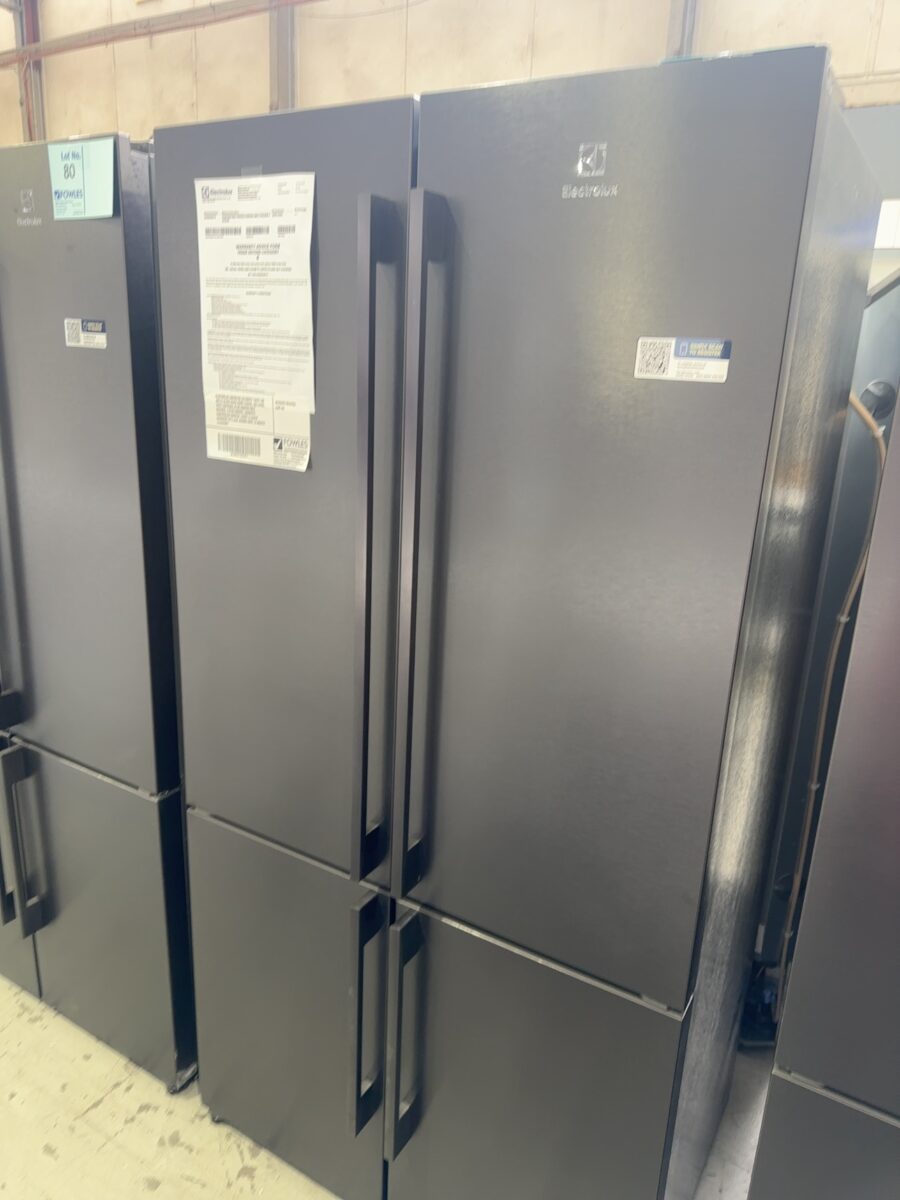 ELECTROLUX EQE5607BA ULTIMATE TASTE 700 MATTE BLACK QUAD DOOR FRIDGE, 562 LITRE, WITH TASTESEAL PLUS CONVERTIBLE DRAWER, 4 STAR ENERGY, HUMIDITY CONTROLLED CRISPER, TWIST & SERVE ICEMAKER WITH BIN, 896MM WIDE 12 MONTH WARRANTY