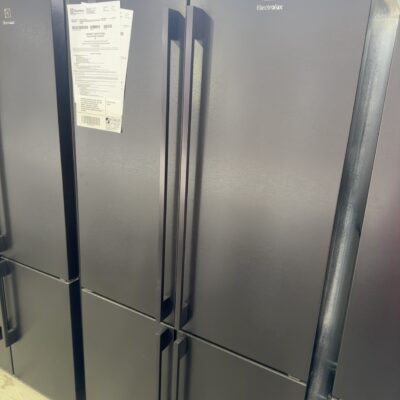 ELECTROLUX EQE5607BA ULTIMATE TASTE 700 MATTE BLACK QUAD DOOR FRIDGE, 562 LITRE, WITH TASTESEAL PLUS CONVERTIBLE DRAWER, 4 STAR ENERGY, HUMIDITY CONTROLLED CRISPER, TWIST & SERVE ICEMAKER WITH BIN, 896MM WIDE 12 MONTH WARRANTY