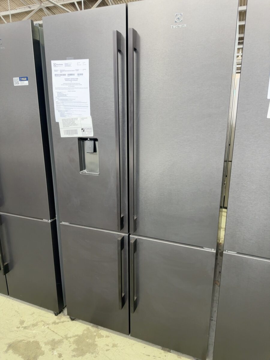 ELECTROLUX EQE5657BA ULTIMATE TASTE 700 MATTE BLACK QUAD DOOR FRIDGE, 562 LITRE, WITH TASTESEAL PLUS CONVERTIBLE DRAWER, 4 STAR ENERGY, HUMIDITY CONTROLLED CRISPER, INDOOR WATER SYSTEM & AUTO ICE MAKER, 896MM WIDE 12 MONTH WARRANTY