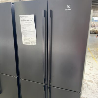 ELECTROLUX EQE5607BA ULTIMATE TASTE 700 MATTE BLACK QUAD DOOR FRIDGE, 562 LITRE, WITH TASTESEAL PLUS CONVERTIBLE DRAWER, 4 STAR ENERGY, HUMIDITY CONTROLLED CRISPER, TWIST & SERVE ICEMAKER WITH BIN, 896MM WIDE 12 MONTH WARRANTY