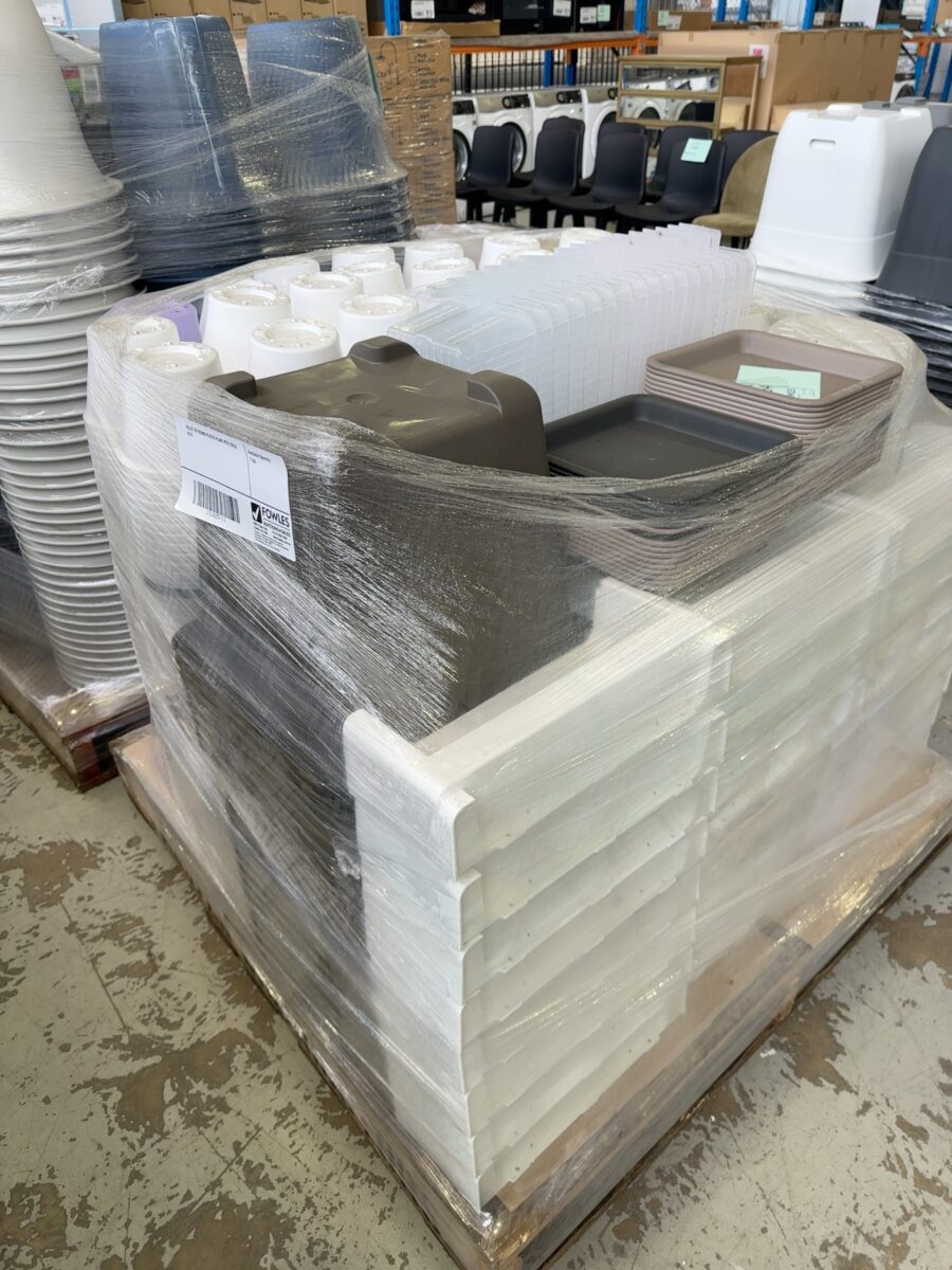 PALLET OF ROUND PLASTIC PLANT POTS SOLD AS IS