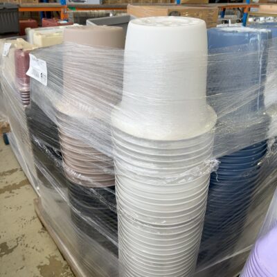 PALLET OF ASSORTED PLASTIC PLANT POTS, VARIOUS COLOURS, SOLD AS IS