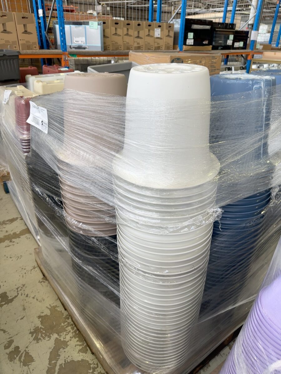 PALLET OF ASSORTED PLASTIC PLANT POTS, VARIOUS COLOURS, SOLD AS IS