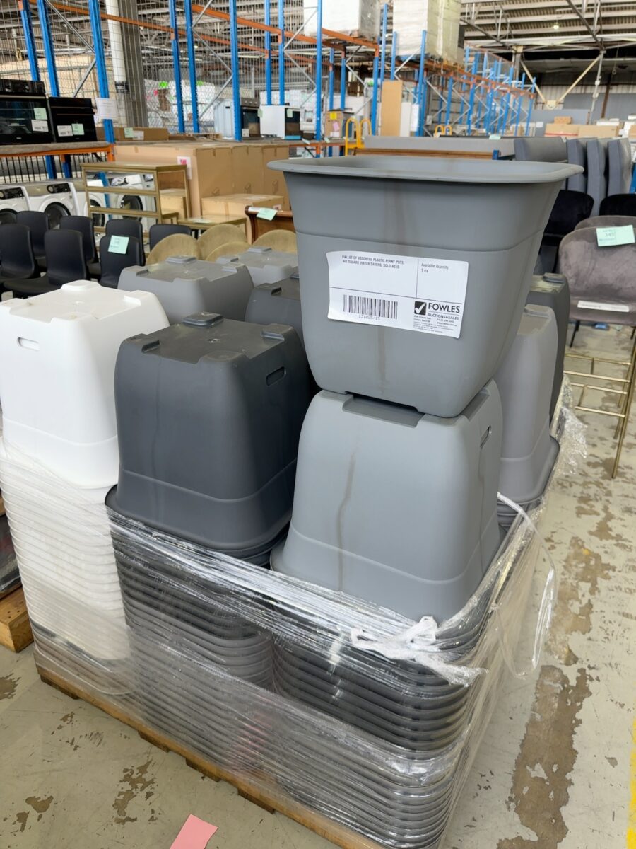 PALLET OF ASSORTED PLASTIC PLANT POTS, 400 SQUARE WATER SAVERS, SOLD AS IS