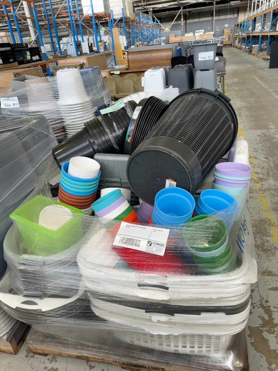 PALLET OF ASSORTED PLASTIC LAUNDRY BASKETS
