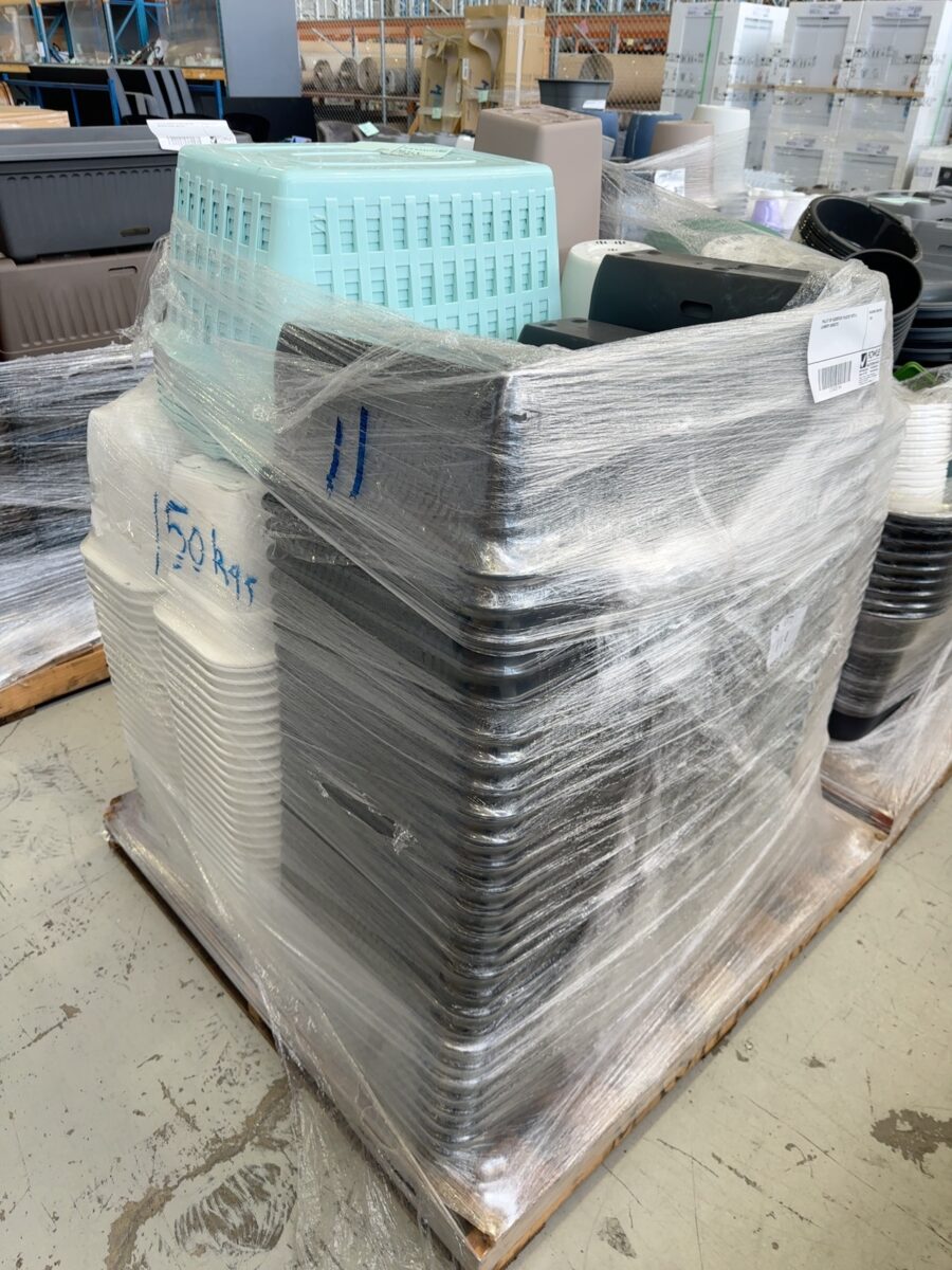 PALLET OF ASSORTED PLASTIC POTS & LAUNDRY BASKETS