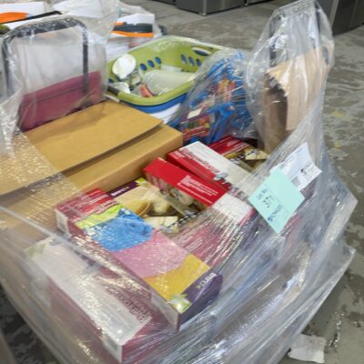PALLET OF ASSORTED KITCHEN & BATHROOM ITEMS, 2 SHOPPING TROLLEYS ETC SOLD AS IS