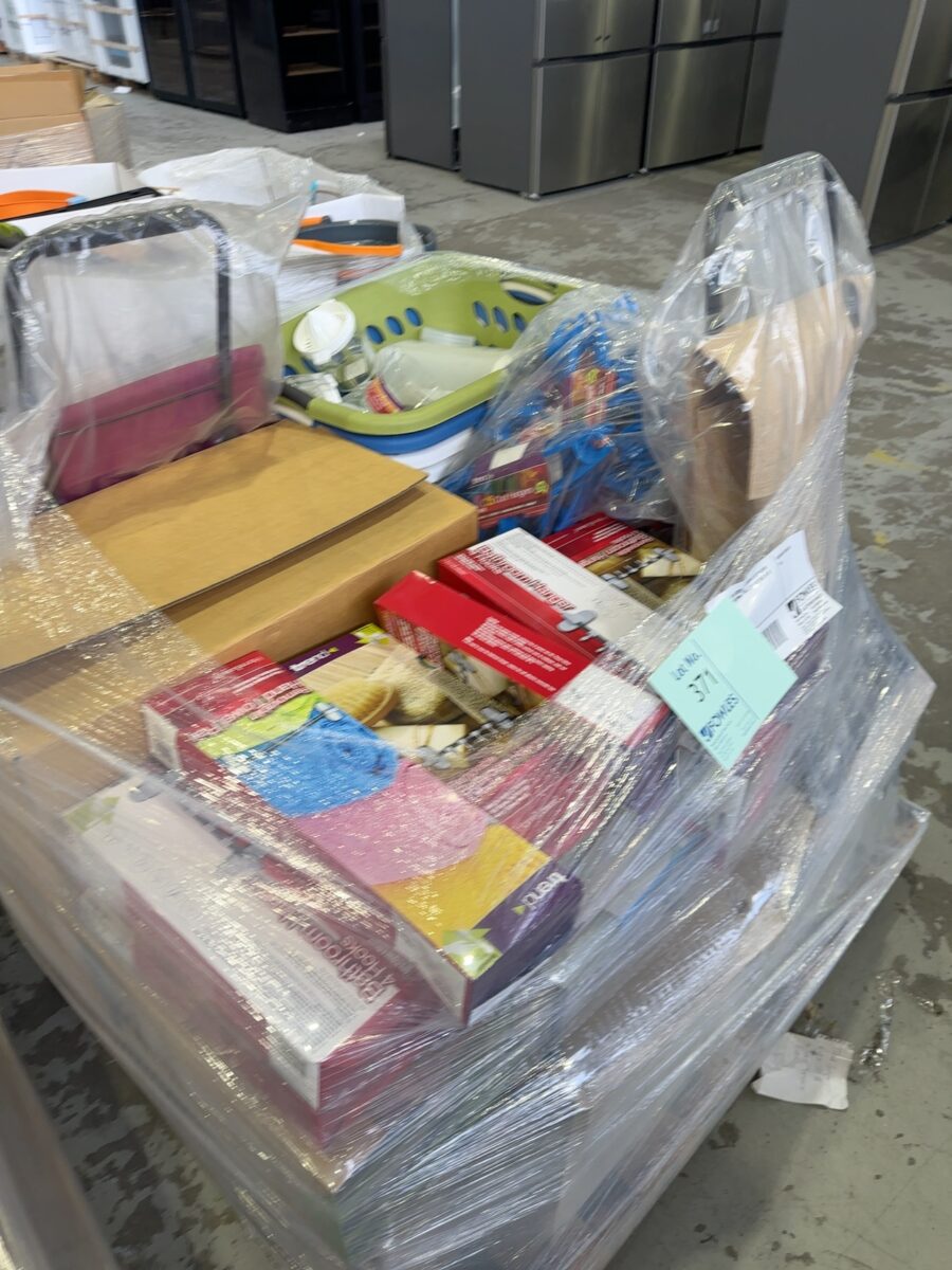 PALLET OF ASSORTED KITCHEN & BATHROOM ITEMS, 2 SHOPPING TROLLEYS ETC SOLD AS IS