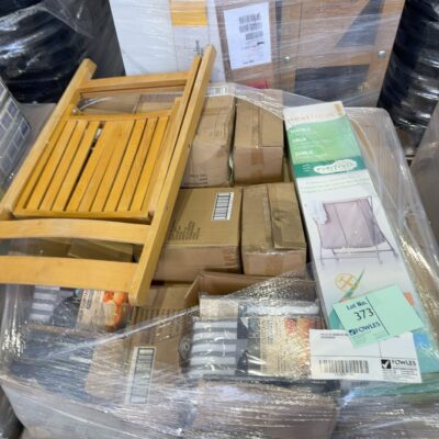 PALLET OF ASSORTED SHOWER CURTAINS & ACCESSORIES