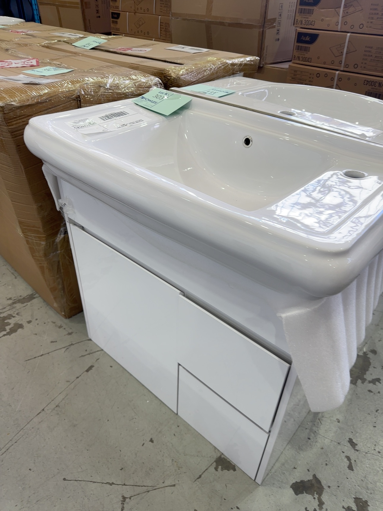 NEW 800MM VANITY WITH DRAWER RIGHT HAND SIDE, CERAMIC TOP VPB800-111 NEW 800MM VANITY WITH DRAWER RIGHT HAND SIDE, CERAMIC TOP VPB800-111